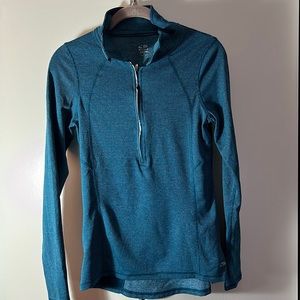 🐾4 for $20 Champions lightweight, pull over with thumb holes & zipper pocket